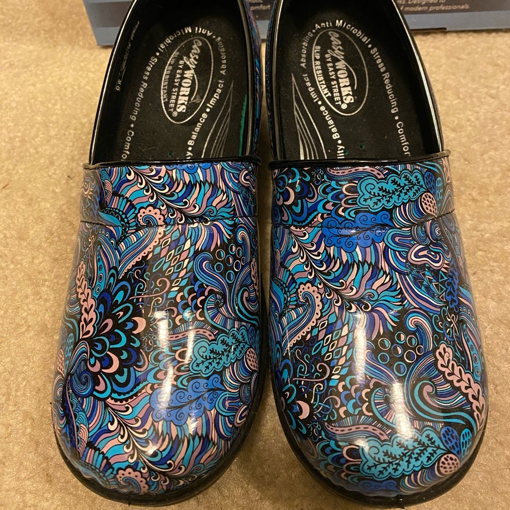 Easy works nursing clogs, 9W